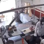 Intento de asalto a carnicería termina con motoladrón herido en los dedos. ,Captura de pantalla video de Facebook.