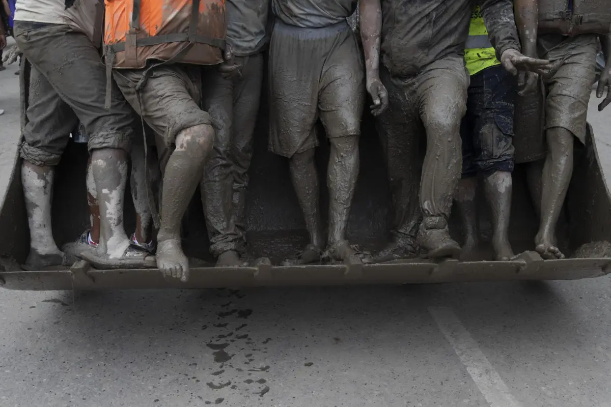 Equipos de rescate se desplazan en una excavadora en la aldea de Devighat tras una inundación repentina en Trishuli Bazar, distrito de Nuwakot, Nepal., EFE