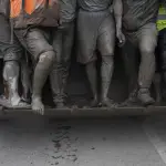Equipos de rescate se desplazan en una excavadora en la aldea de Devighat tras una inundación repentina en Trishuli Bazar, distrito de Nuwakot, Nepal. ,EFE