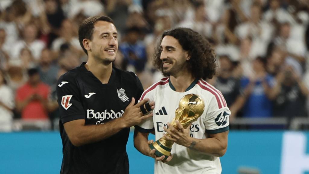 Homenaje a los campeones del mundo españoles en el Santiago Bernabéu | EFE
