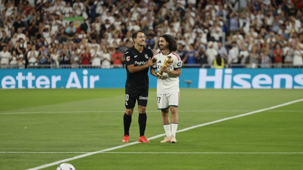 Homenaje a los campeones del mundo españoles en el Santiago Bernabéu | EFE