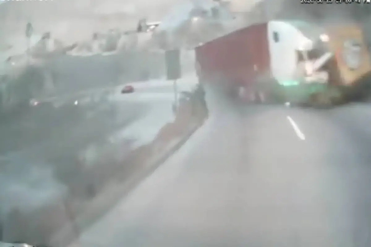 Video muestra fuerte accidente tras choque provocado por tráiler en ruta al Atlántico., Captura de pantalla video de X.