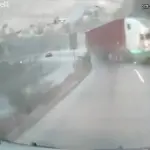 Video muestra fuerte accidente tras choque provocado por tráiler en ruta al Atlántico. ,Captura de pantalla video de X.