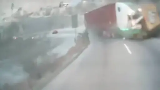 Video muestra fuerte accidente tras choque provocado por tráiler en ruta al Atlántico. ,Captura de pantalla video de X.