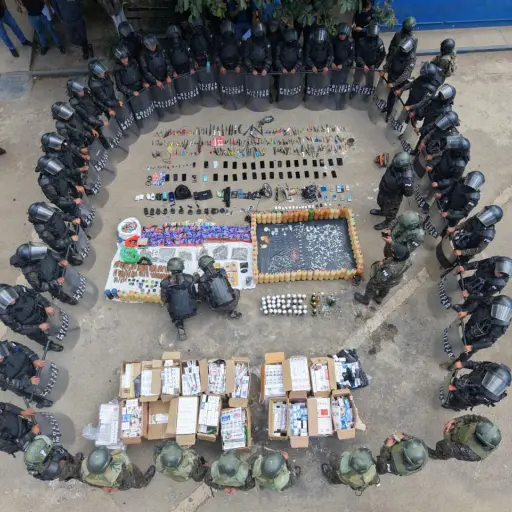 Requisa en Pavón deja armas blancas, celulares y presuntas drogas. ,Ejército de Guatemala. 