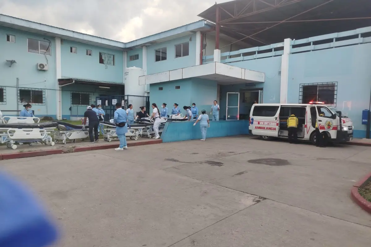 Personal del hospital de Salamá en alerta para atender a heridos tras el choque de un camión y un microbús., .