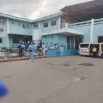 Personal del hospital de Salamá en alerta para atender a heridos tras el choque de un camión y un microbús. ,.