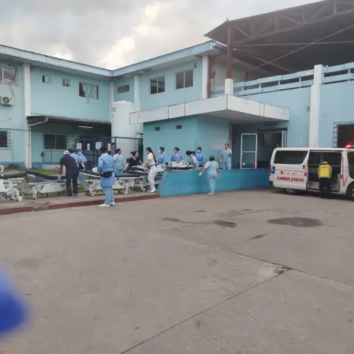 Personal del hospital de Salamá en alerta para atender a heridos tras el choque de un camión y un microbús. ,.