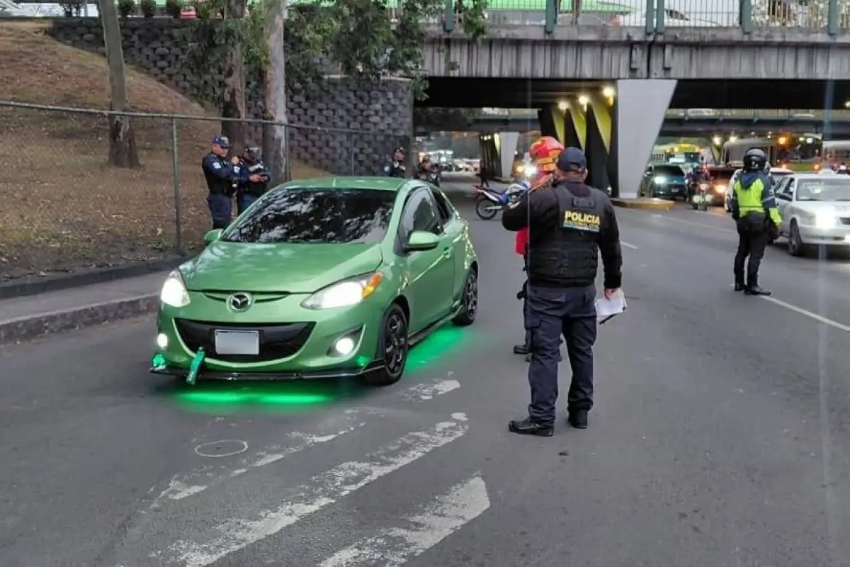 Área donde murió el conductor de un carro en la zona 12., Bomberos Municipales