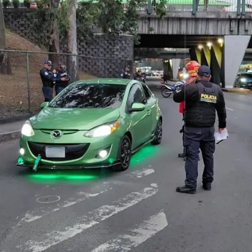Área donde murió el conductor de un carro en la zona 12. ,Bomberos Municipales