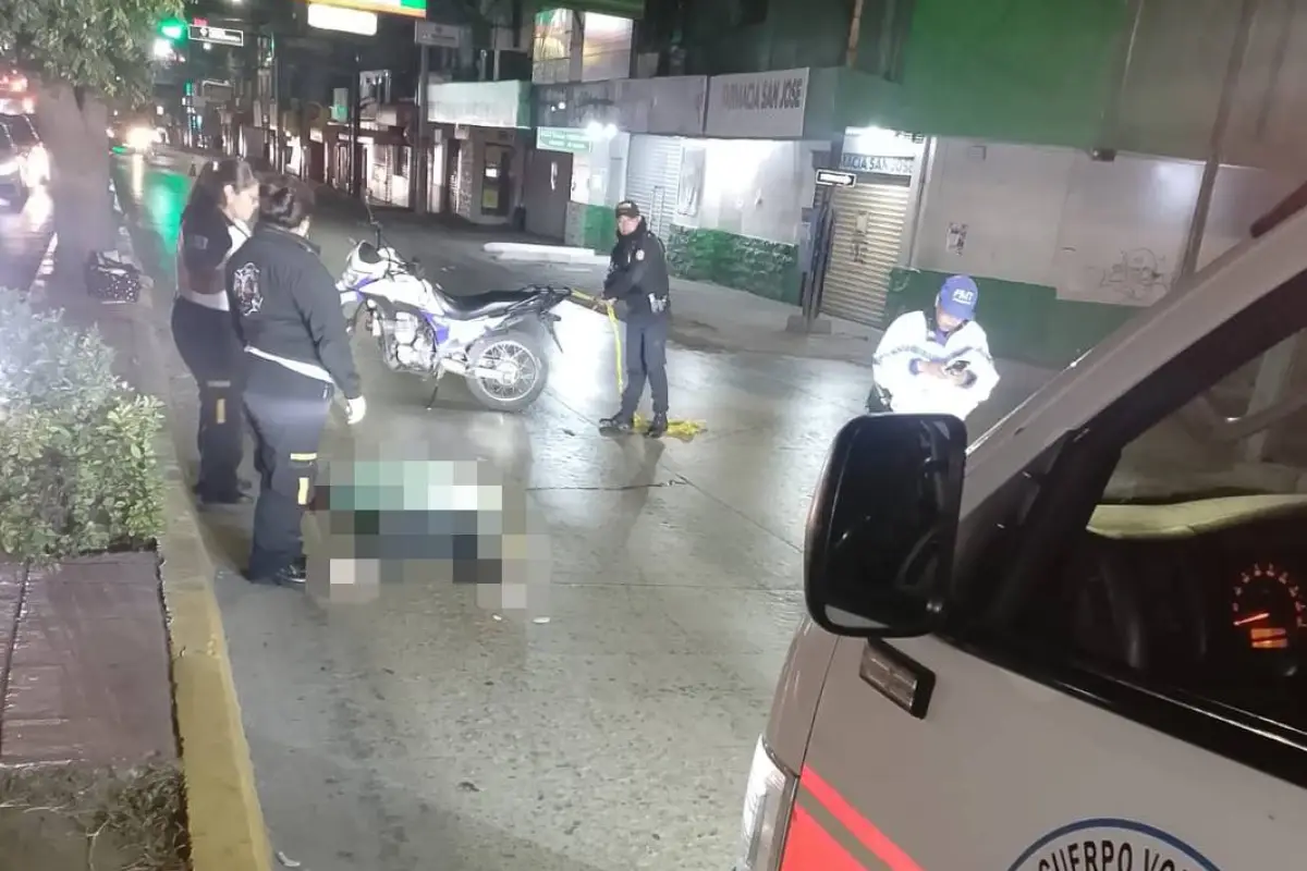 La mujer murió tras ser atropellada en la zona 1 de San José Pinula., Bomberos Voluntarios