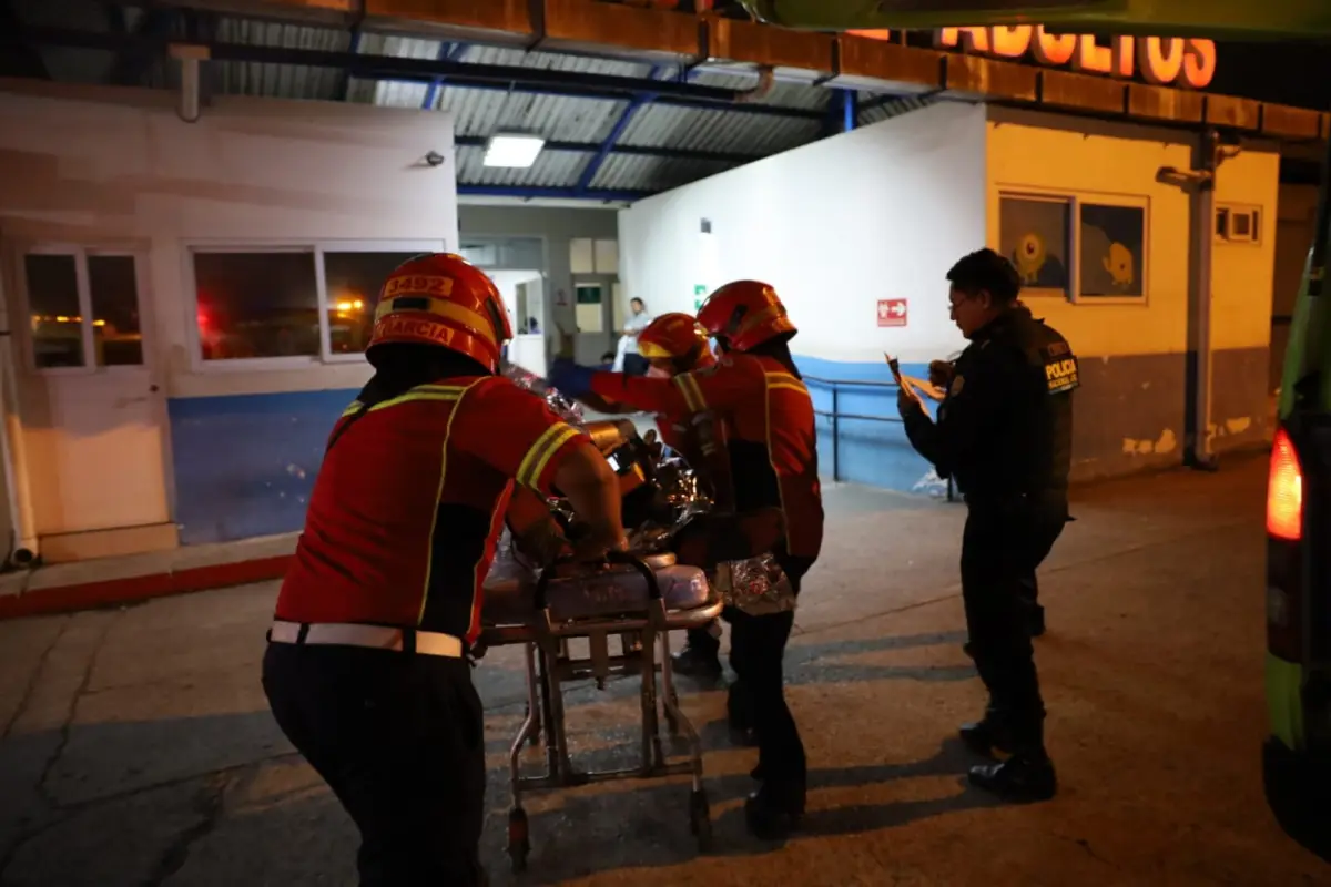 El hombre herido tras el incidente armado en la zona 3 fue ingresado al hospital Roosevelt., Bomberos Municipales