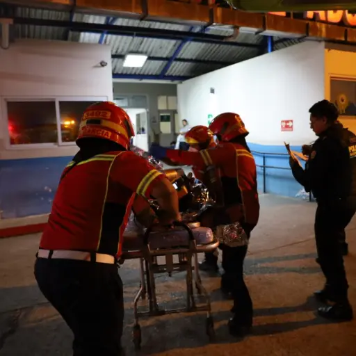 El hombre herido tras el incidente armado en la zona 3 fue ingresado al hospital Roosevelt. ,Bomberos Municipales