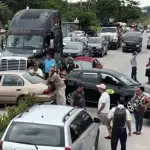 Manifestantes bloquean carreteras en rechazo al alza de los combustiblest
