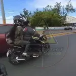 Motociclistas rebasan vehículos, pierden el control y terminan debajo de un picop. ,Captura de pantalla video de Facebook.