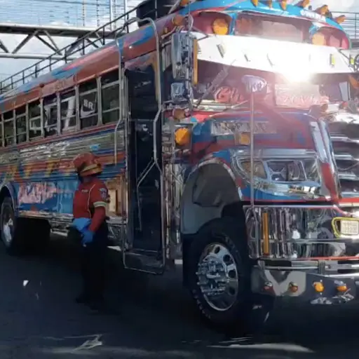 Ataque armado en la calzada San Juan deja un piloto muerto y dos mujeres heridas. ,Captura de pantalla video de X.