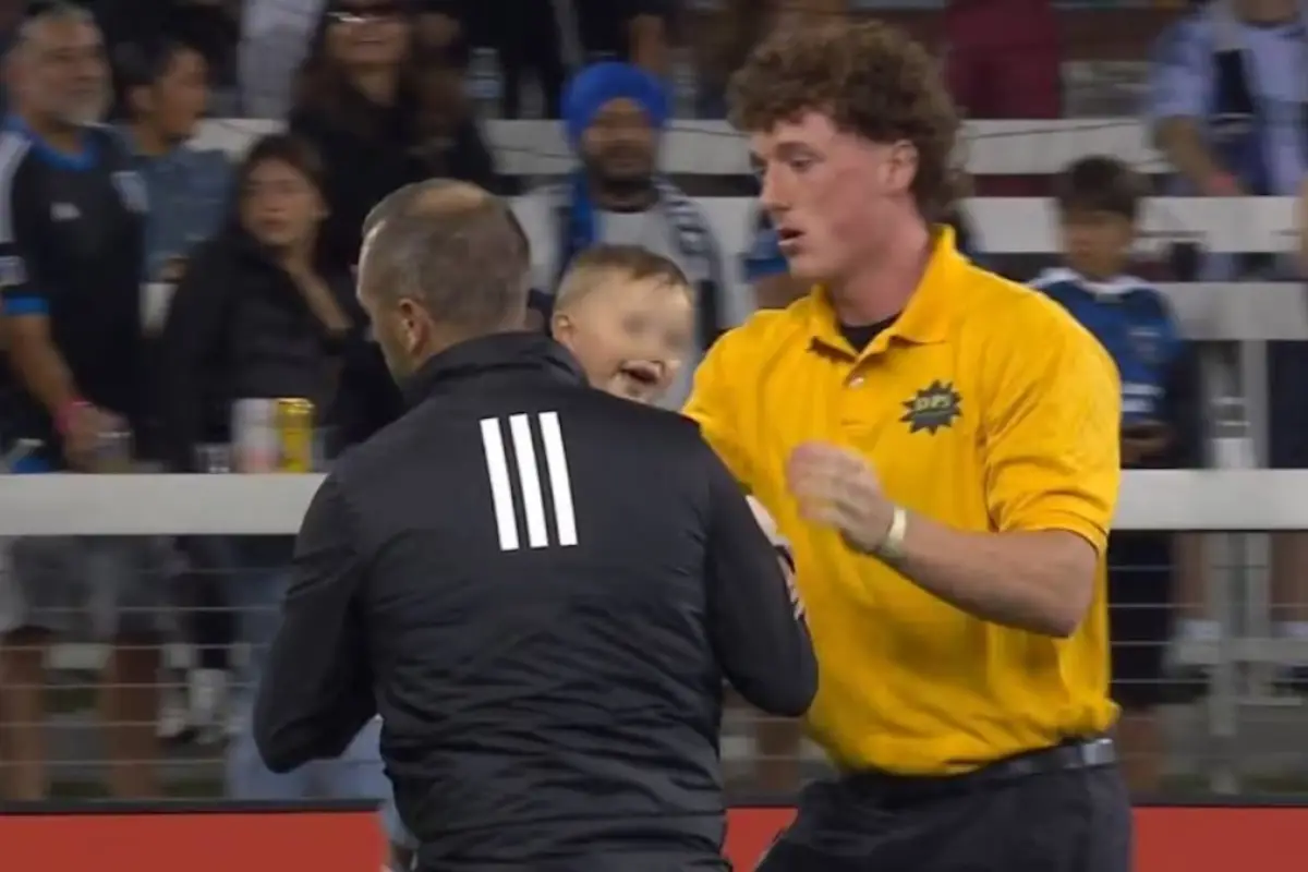 ¡Insólito! Un bebé invade la cancha en un partido de la MLS - Captura de pantalla