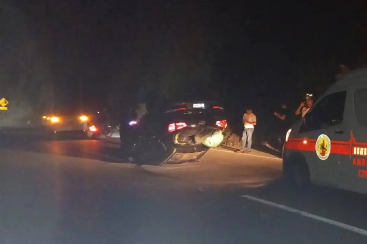 Área donde volcó el vehículo en el km. 49 de la ruta al Atlántico., Bomberos Voluntarios