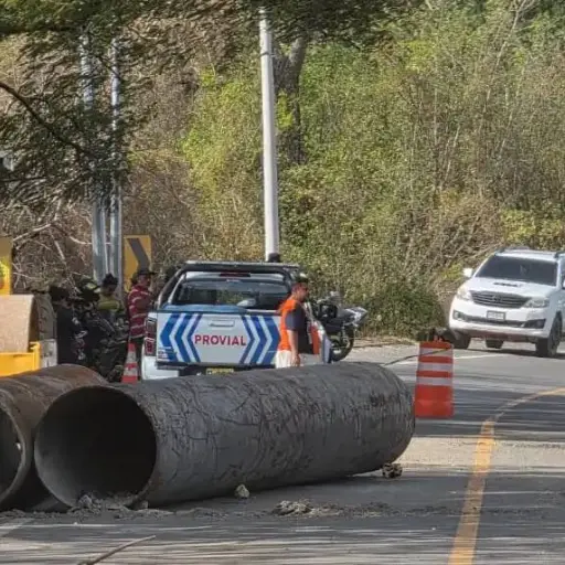 Trabajos para restablecer el paso en el puente Güijo, en Km. 110 de la ruta al Atlántico. ,CIV