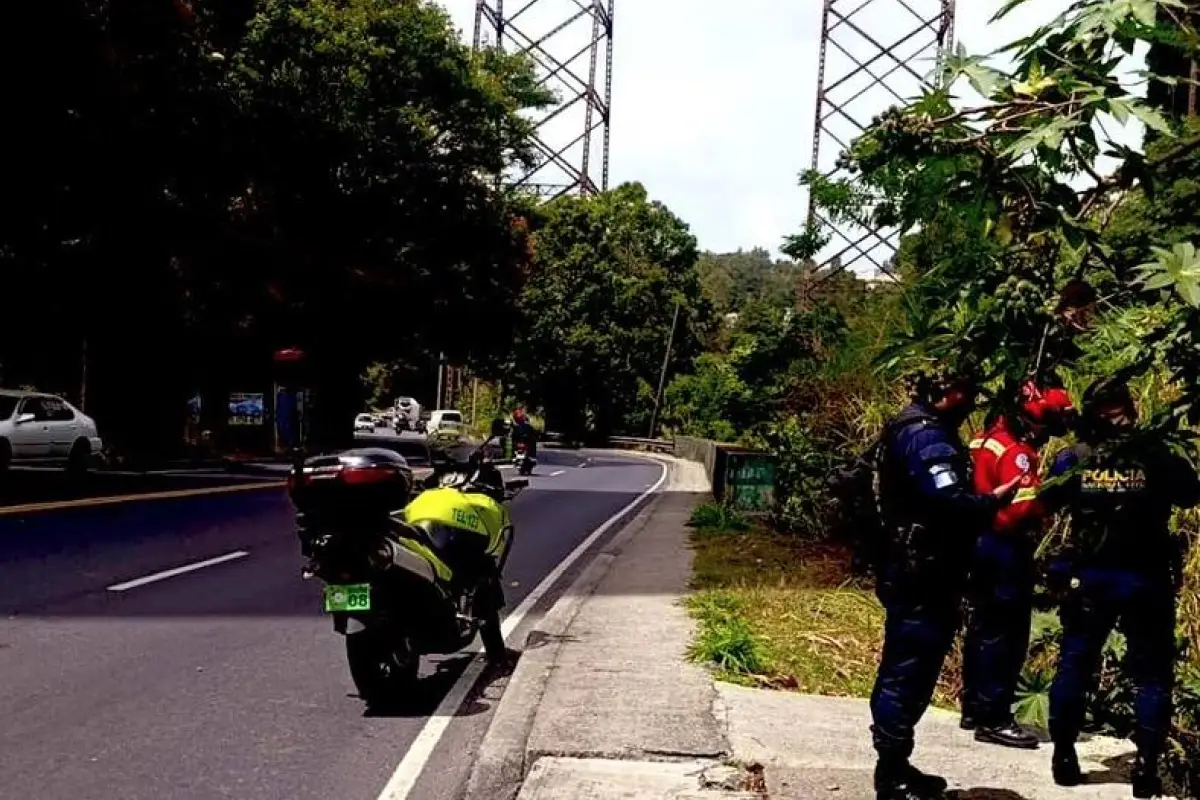 Área donde fue localizada una persona fallecida bajo un puente en la zona 5., .