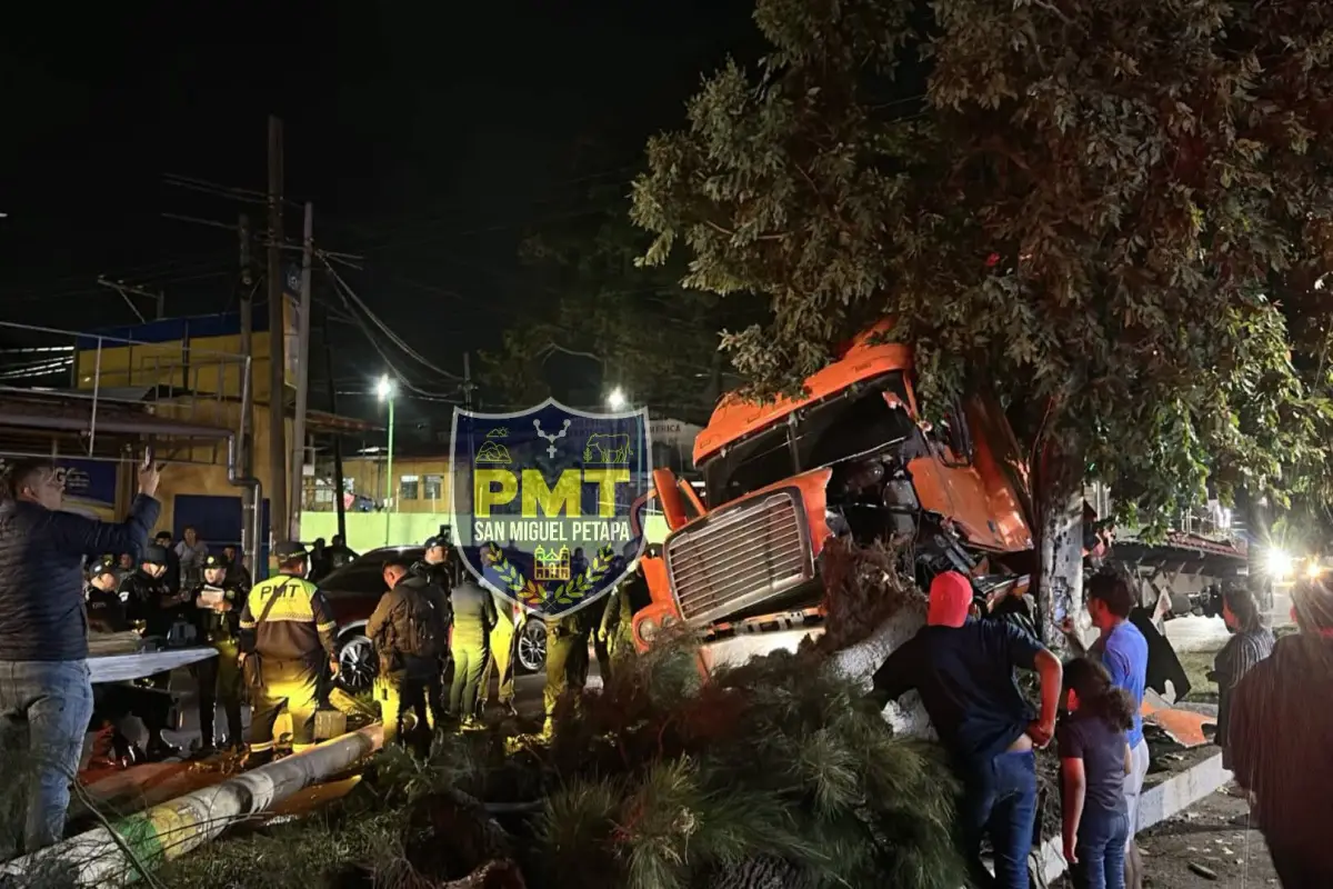 Tráiler empotrado en el arriate central del bulevar Villa Hermosa., PMT de San Miguel Petapa
