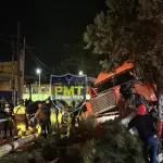 Tráiler empotrado en el arriate central del bulevar Villa Hermosa. ,PMT de San Miguel Petapa