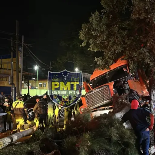 Tráiler empotrado en el arriate central del bulevar Villa Hermosa. ,PMT de San Miguel Petapa