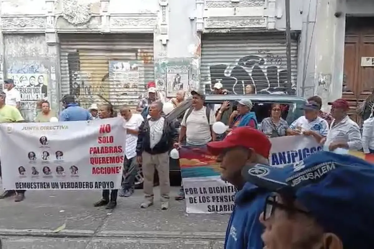 Los manifestantes mantienen presencia en la parte de atrás del Congreso., Dayana Rashón/EU