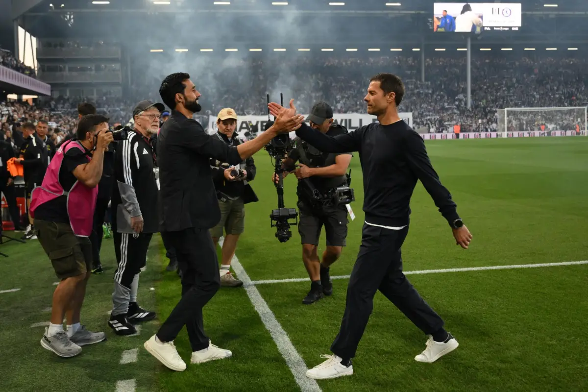Álvaro Arbeloa y Xabi Alonso se reencontraron en la Premier League - EFE