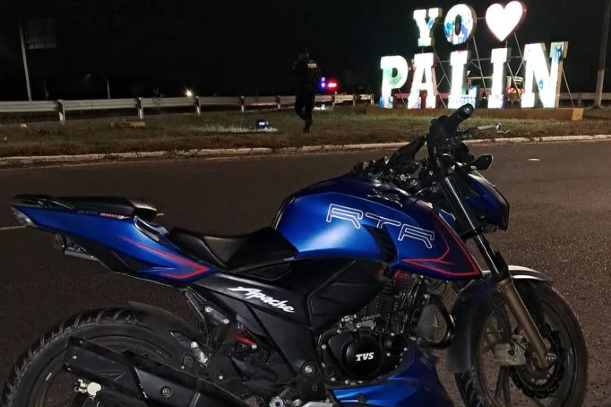 En el área fue localizada una motocicleta donde aparentemente se conducían las víctimas., Bomberos Voluntarios
