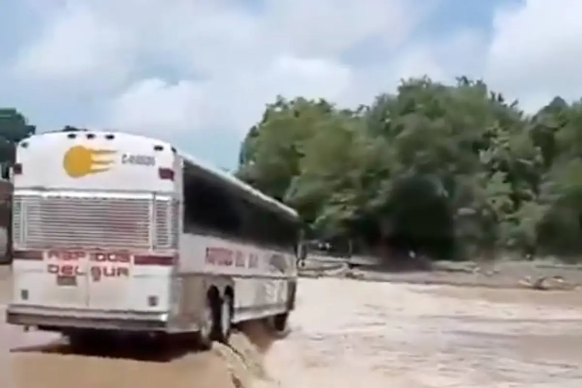 Bus quedó al borde de ser arrastrado por el río Túnico., Captura de pantalla video de X.