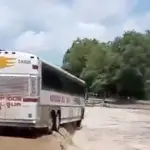 Bus quedó al borde de ser arrastrado por el río Túnico. ,Captura de pantalla video de X.