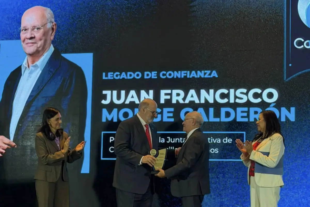 Juan Monge Calderón fue distinguido por su trayectoria empresarial durante el encuentro regional celebrado en Guatemala., Cortesía.