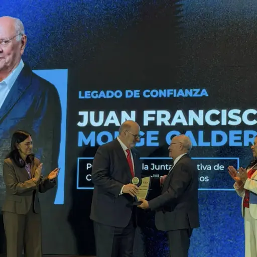 Juan Monge Calderón fue distinguido por su trayectoria empresarial durante el encuentro regional celebrado en Guatemala. ,Cortesía.