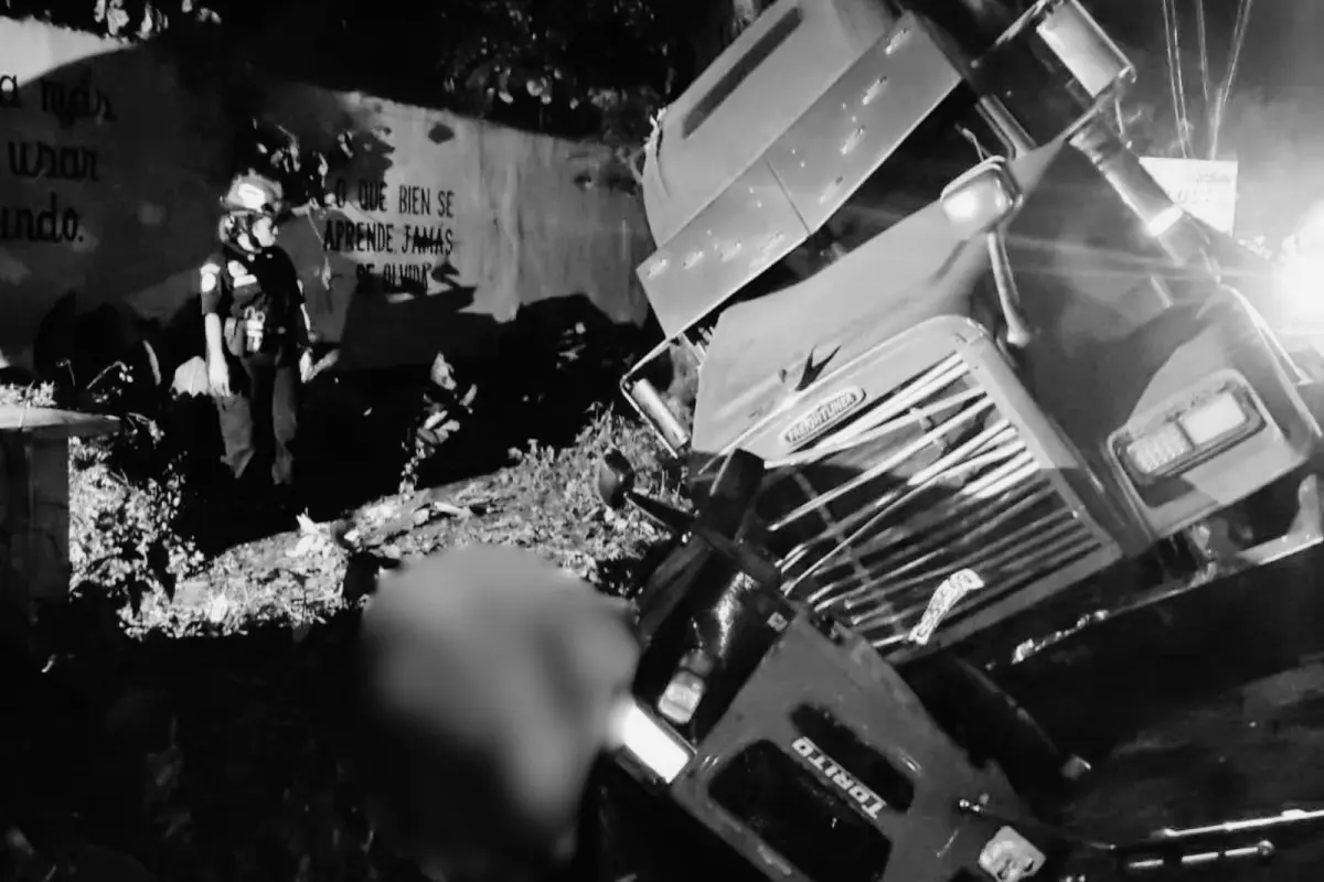 El accidente ocurrió pasada la medianoche, reportaron los cuerpos de socorro., Bomberos Municipales Departamentales. 