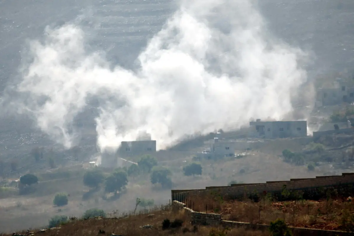 El humo se eleva tras el bombardeo de tanques israelíes contra objetivos en el municipio de Meiss al-Jabal, visto desde la localidad de Chaqra, en el sur del Líbano, en una imagen del 21 de agosto de 2026,  EFE/EPA/STRINGER
