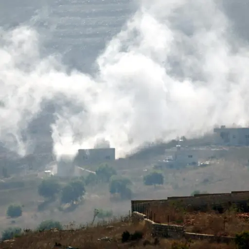 El humo se eleva tras el bombardeo de tanques israelíes contra objetivos en el municipio de Meiss al-Jabal, visto desde la localidad de Chaqra, en el sur del Líbano, en una imagen del 21 de agosto de 2026 , EFE/EPA/STRINGER