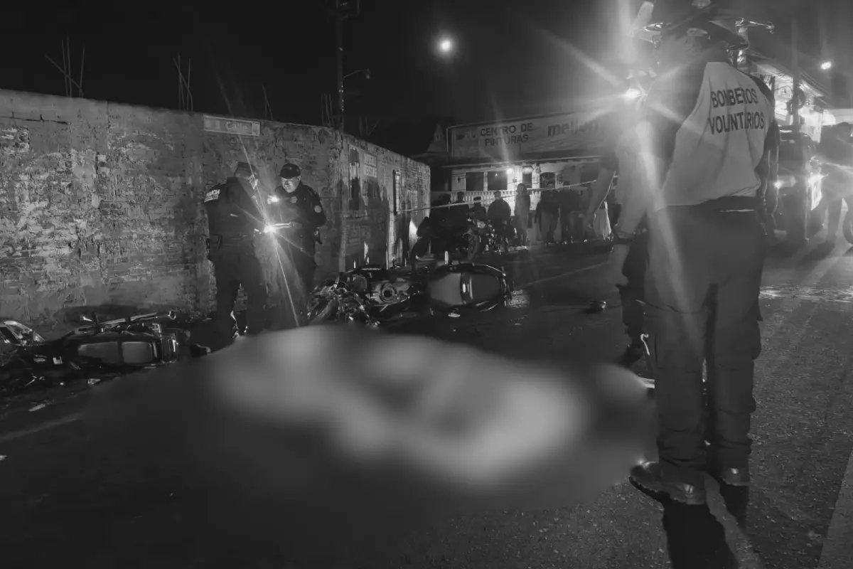 El accidente de Chimaltenago dejó dos motoristas muertos., Bomberos Voluntarios.