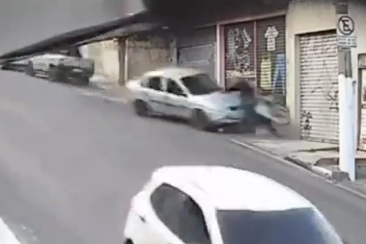 Así fue el momento en que automovilista atropelló a motoladrones tras ser asaltado., Captura de pantalla video de X.