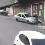 Así fue el momento en que automovilista atropelló a motoladrones tras ser asaltado. ,Captura de pantalla video de X.