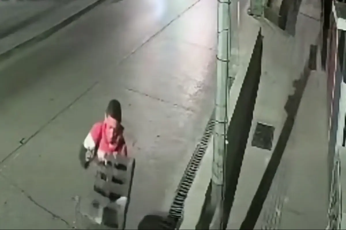 El robo de una rejilla de drenaje quedó captado en video., Captura de pantalla.