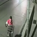 El robo de una rejilla de drenaje quedó captado en video. ,Captura de pantalla.