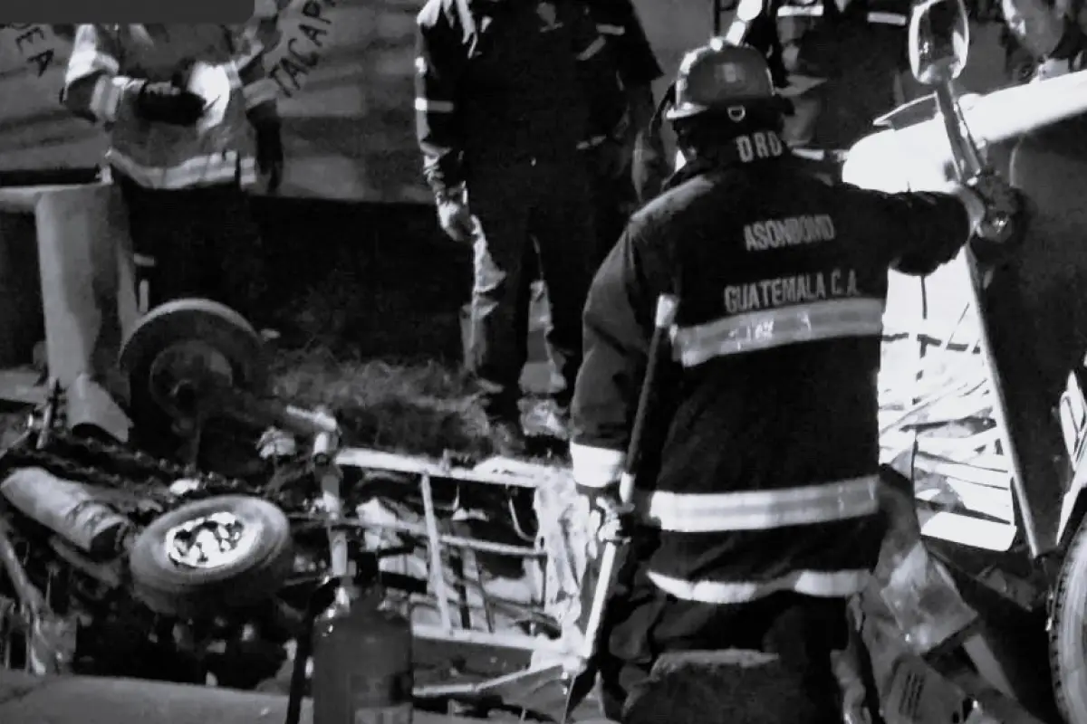 Los rescatistas oficializaron que el número de personas fallecidas por este accidente es de seis., Bomberos Municipales Departamentales. 