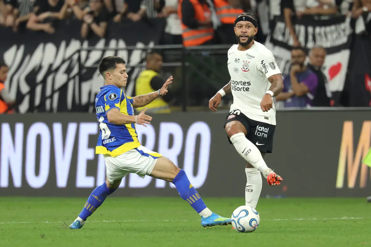 Polémica en Brasil por un videoclip de Memphis Depay en el que "incendia" el Corinthians