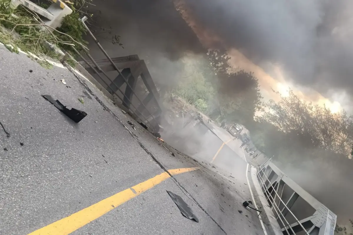 El puente colpasó luego del accidente de tránsito., Bomberos Voluntarios.