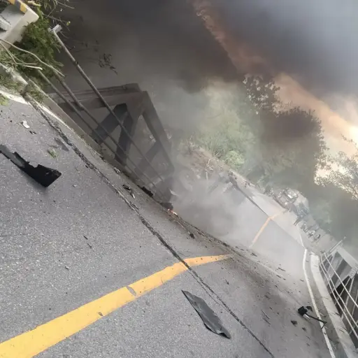 El puente colpasó luego del accidente de tránsito. ,Bomberos Voluntarios.