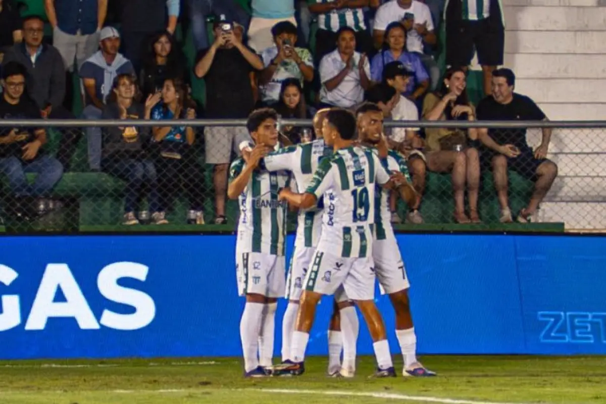 Antigua celebrando gol ante Comunicaciones en el estadio Pensativo 