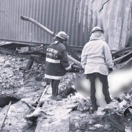 Bomberos Municipales Departamentales también atendieron la emergencia en el Puente Guijo. ,Bomberos Municipales Departamentales. 