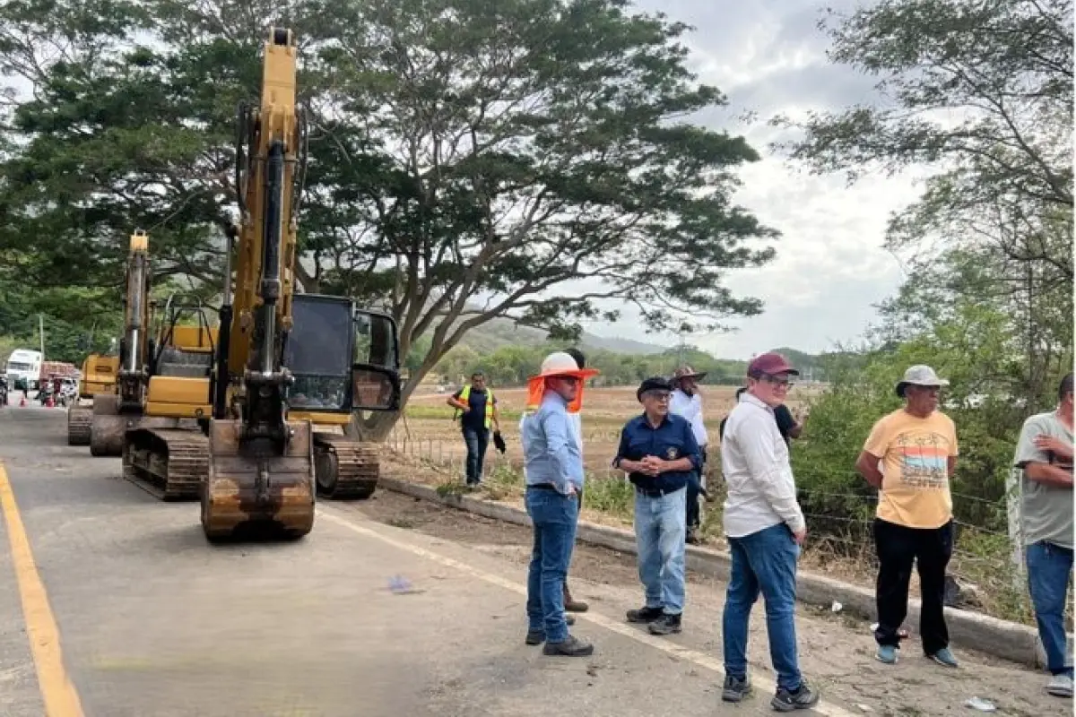 Personal y maquinaria ya trabajan en el Puente Guijo., CIV.