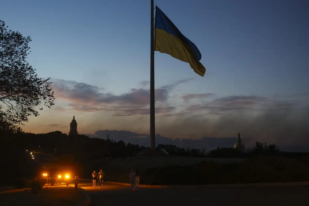 El humo se eleva sobre la ciudad tras un ataque aéreo ruso en Kiev, Ucrania, en una imagen del 20 de agosto de 2026, EFE/EPA/SERGEY DOLZHENKO